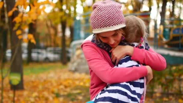 Aile değerleri: günbatımında sarılma kızı annesiyle portreleri. Yakın çekim — Stok video
