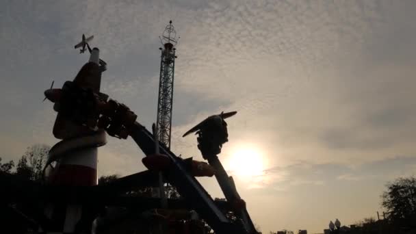 Λούνα Παρκ στο ηλιοβασίλεμα στο σούρουπο. Εργασίας βόλτες — Αρχείο Βίντεο