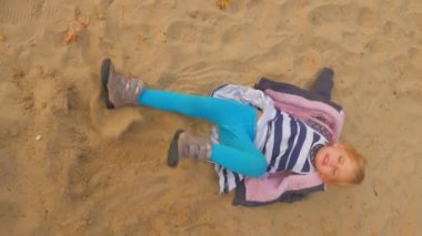 Kız üzgün ve memnun çocuk oyun memnuniyetsizlik ifade eder.