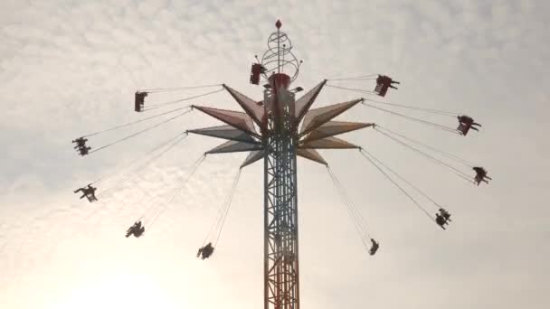 Amusement park at sunset at dusk. Working rides — Stock Video
