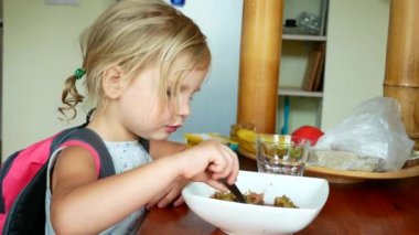 Küçük kızın yemek yan profili