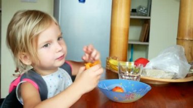 Küçük kızın yemek yan profili