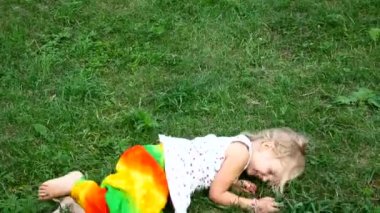 Çim üzerinde yalan kız. Duygular gülümseme