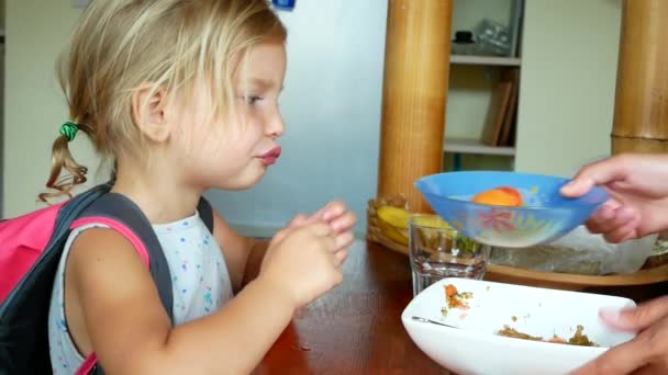 Sidoprofil av liten flicka äter — Stockvideo
