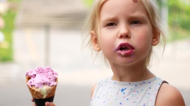 Chica sostiene cono de helado en frente de la cara antes de comer en la escena de verano — Vídeos de Stock