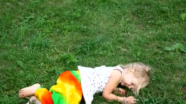 La fille allongée sur l'herbe. Emotions sourire 