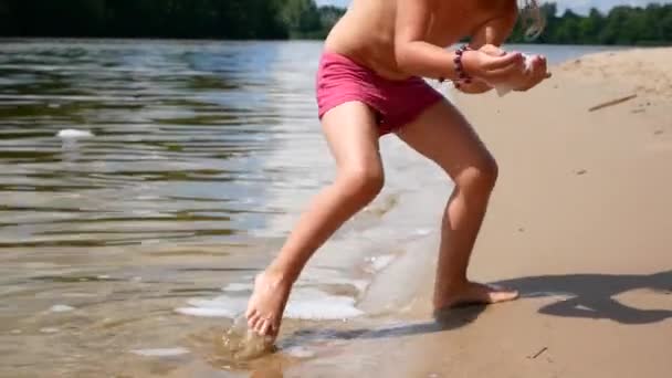 Ocean Waves Washing Over Childs Feet in Slow Motion — Stock Video