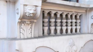 Merdiven ve eski bina sütunlarından.