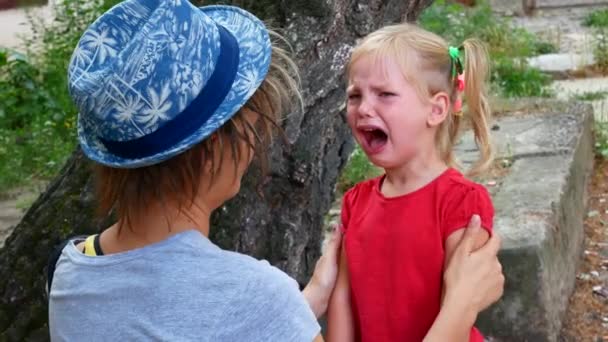 A criança está chorando , — Vídeo de Stock