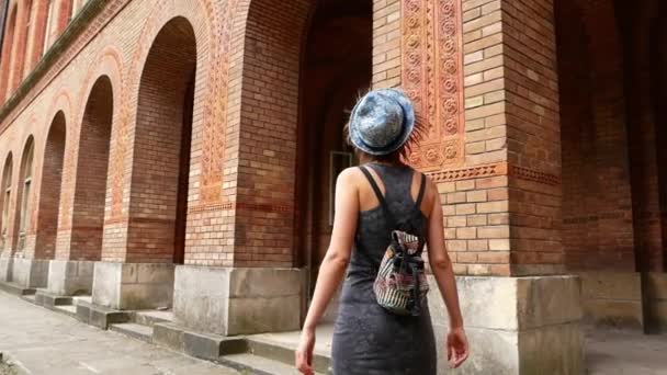 Portrait de belle jeune femme en chapeau dans la vieille ville. À l'extérieur . — Video