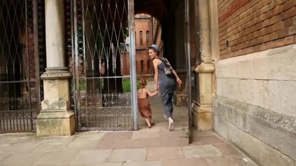 Μητέρα με την κόρη της με τα πόδια από την παλιά πόλη δρόμο. — Αρχείο Βίντεο