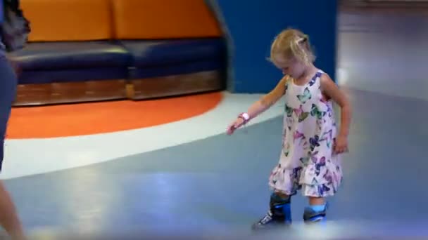 Maman et fille roulent en patins à roulettes. Fille apprendre à patiner à roulettes, et tombe . — Video