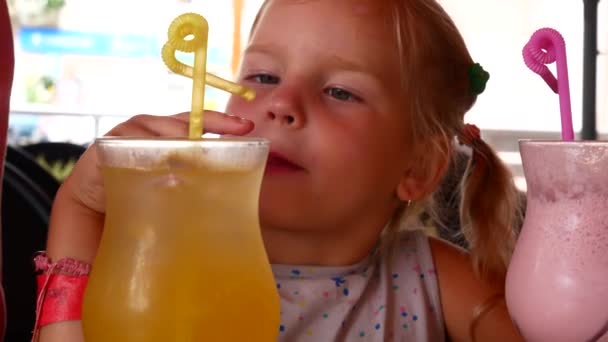 Linda niña en la cafetería con cóctel de batido — Vídeos de Stock