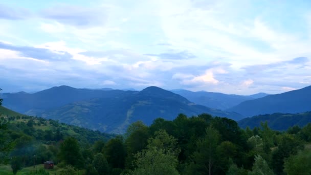 Vista de las nubes desde la alta montaña Vista de las montañas sobre las nubes Nubes sobre las montañas en verano Montañas y prados de los Cárpatos — Vídeos de Stock