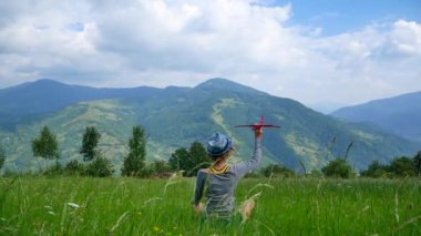 Genç kız oturur geri dağlar yeşil çim, o samalet modeli başlar. Özgürlük ve Turizm kavramı.