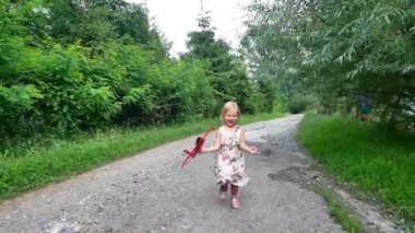Günbatımı altın saat çocukluk masumiyet oyun yavaş hareket kavramı Park uçak oyuncak ile oynayan sevimli küçük kız çocuk vurdu