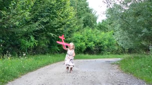 Linda Niña Jugando Con Juguete Del Avión Parque Atardecer Golden — Vídeos de Stock