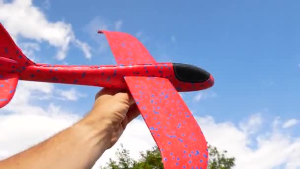 Ручной запуск самолета на фоне голубого неба — стоковое видео
