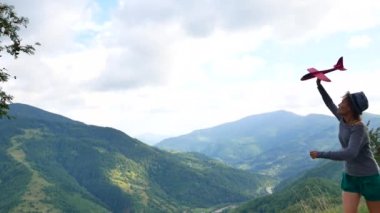 Hipster güzel kız. Kendini onun elinde oyuncak uçak ile wriggles