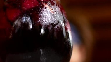 Sangria ile cam tarafında aşağı damla akış.