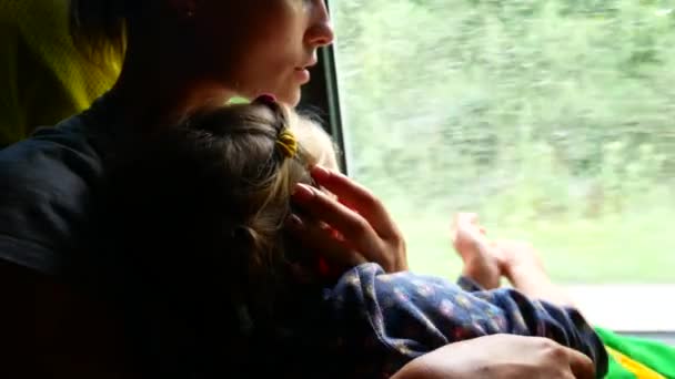 Mãe e filha viajando em mini-ônibus. Conceito de transporte e tiro ideia . — Vídeo de Stock