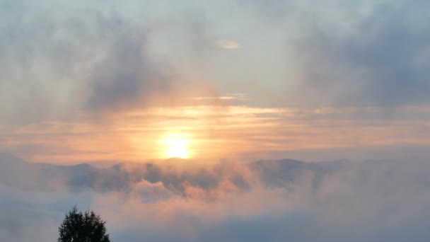 Brillante amanecer cumbre por encima de las olas de nubes que fluyen, disco de sol rojo — Vídeos de Stock