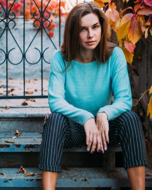 Güzel bir genç kadının portresi. Altın Sonbahar, sakin ve güzel arka plan üzerinde kız.