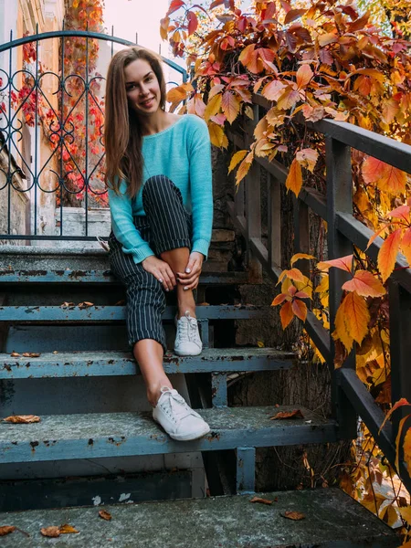 Hermosa Jovencita Suéter Azul Sentada Los Escalones Terraza Disfrutando Del —  Fotos de Stock