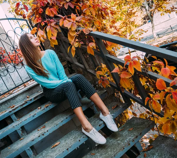 Hermosa Jovencita Suéter Azul Sentada Los Escalones Terraza Disfrutando Del —  Fotos de Stock