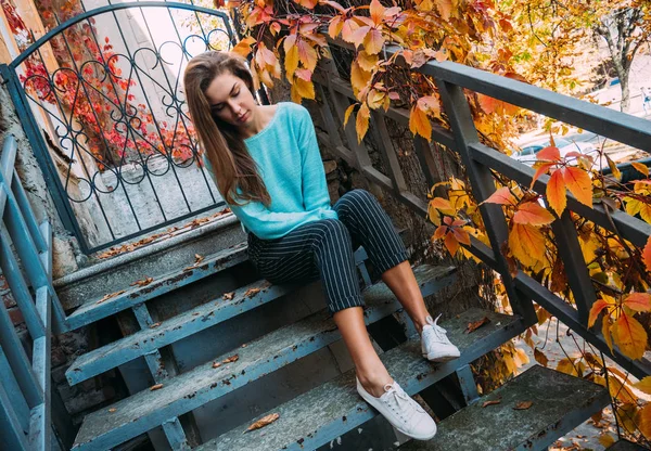 Hermosa Jovencita Suéter Azul Sentada Los Escalones Terraza Disfrutando Del —  Fotos de Stock