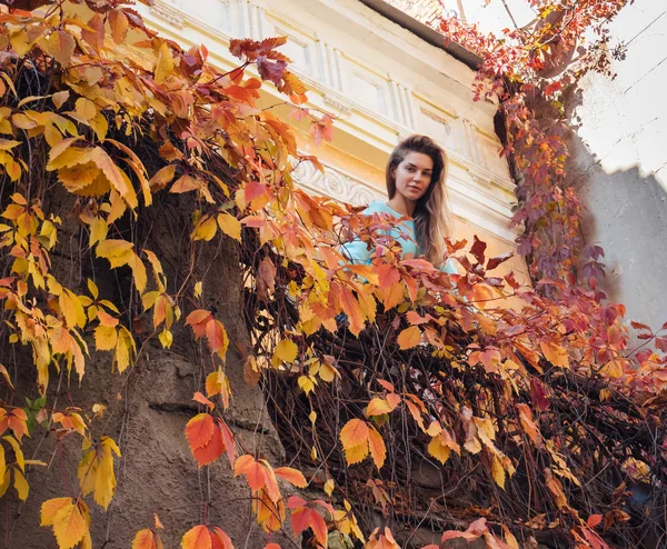 Дружелюбная Девушка Стоит Балконе Своей Квартиры Женщина Наслаждается Осенним Утром — стоковое фото