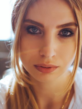 Avrupa görünüm bir genç kız portresi. Yüksek anahtar içinde fotoğraf