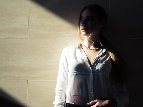 Retrato Uma Jovem Aparência Europeia Foto Com Jogo Luz Sombra — Fotografia de Stock