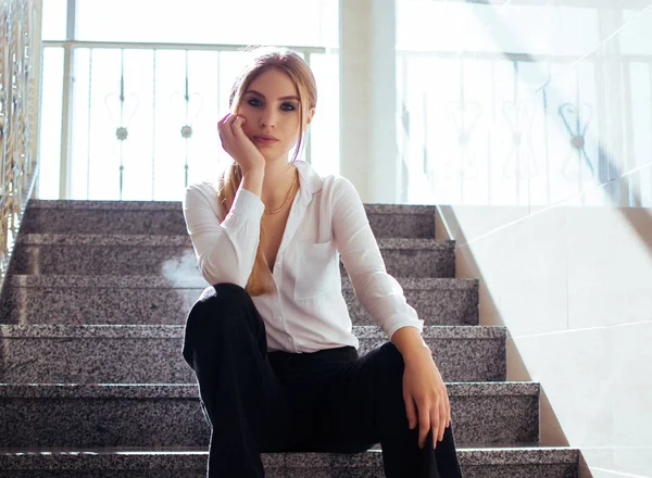 Menina Sentada Nas Escadas — Fotografia de Stock