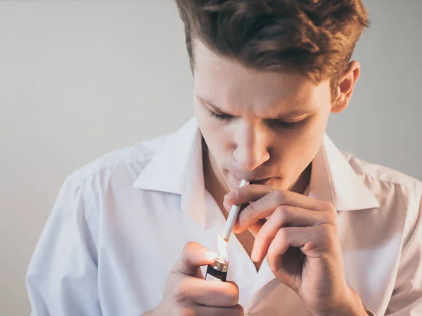 Ung Snygg Kille Man Röka Cigarett Studio Fotografering — Stockfoto