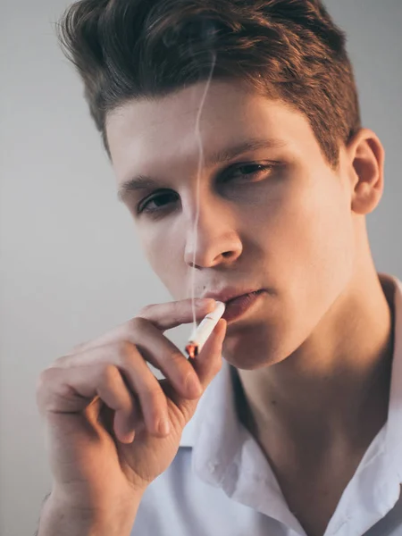 Mladý Pohledný Kluk Muž Kouří Cigaretu Studio Natáčení — Stock fotografie