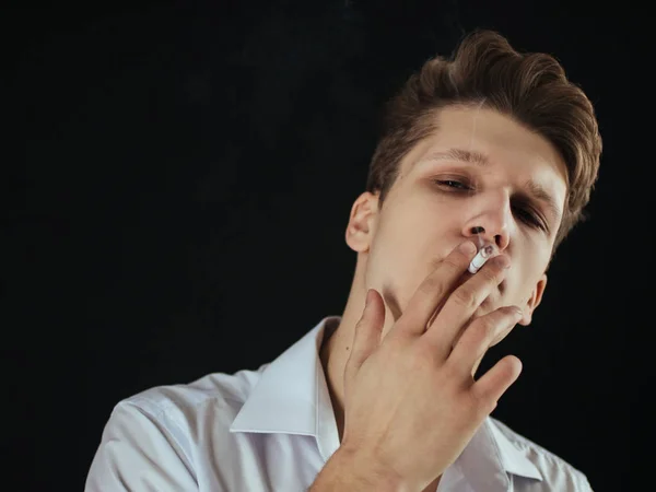 Nuori Komea Kaveri Mies Tupakointi Studio Ammunta — kuvapankkivalokuva