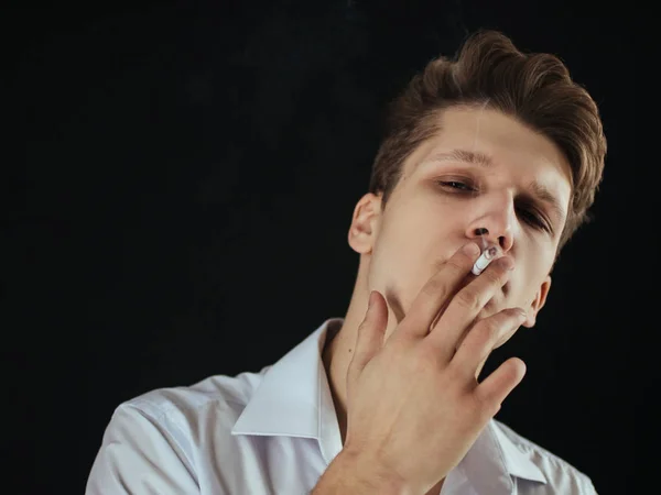 Mladý Pohledný Kluk Muž Kouří Cigaretu Studio Natáčení — Stock fotografie