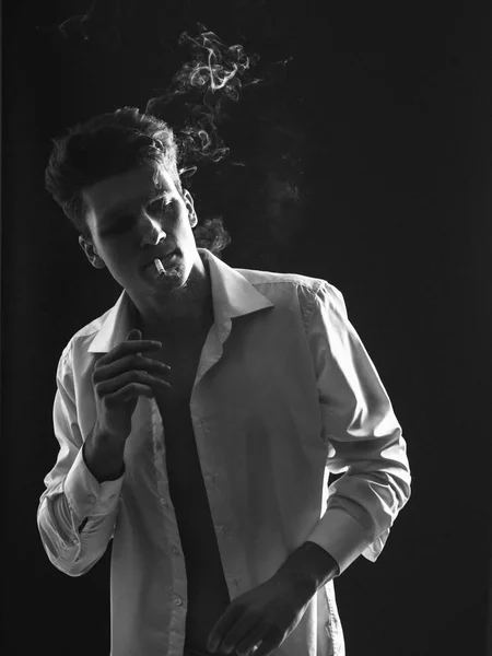 Mladý Pohledný Kluk Muž Kouří Cigaretu Studio Natáčení — Stock fotografie