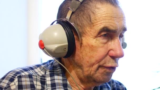 Prueba de audición. El hombre con auriculares escucha un ruido. Salud y seguridad en el trabajo para pruebas audiométricas — Vídeos de Stock