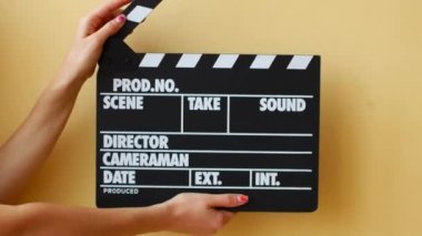 Bir film clapper tablosunu kullanarak eller yakın çekim