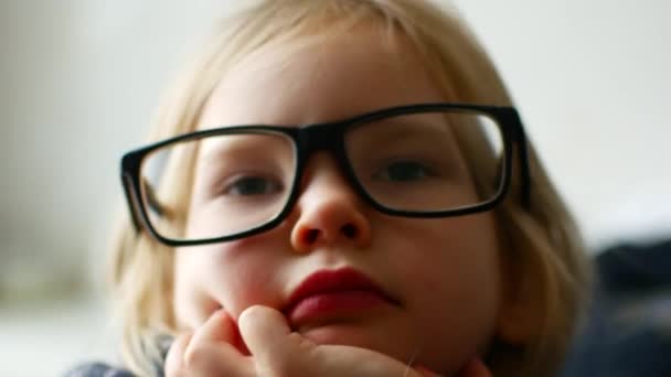 4 k bril kind testen nieuwe bril, kortzichtig meisje gezicht, portret — Stockvideo