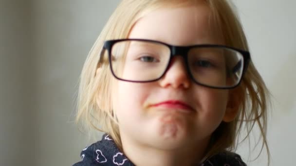 Óculos 4K Criança testando novos óculos, rosto de menina míope, retrato — Vídeo de Stock