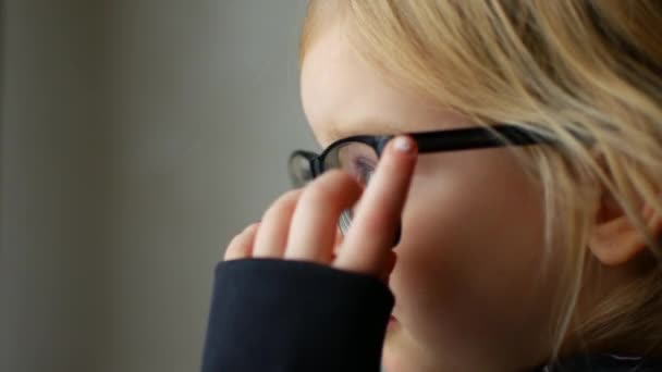 Gafas graduadas 4K Prueba de niños Gafas nuevas, Cara de niña miope, Retrato — Vídeo de stock