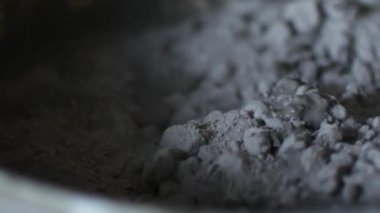 Çimento, işçi karışımları gevşek malzeme ve çimento üretmek için su bir kova atış kapatın