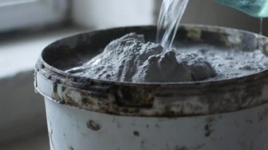 gri Dekoratif beton ile konteyner içine su ekleyerek alt