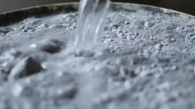 gri Dekoratif beton ile konteyner içine su ekleyerek alt