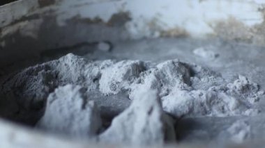Dökme zeminler için kuru karışımı dökün su