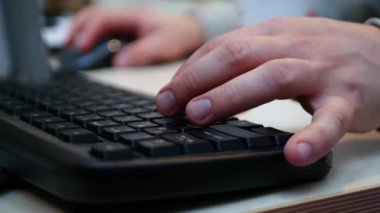 Erkek parmak klavye üzerinde yazmakta olduğunuz