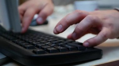 Erkek parmak klavye üzerinde yazmakta olduğunuz